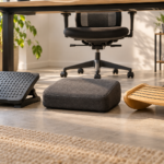 Três tipos de apoio para os pés usados embaixo de uma mesa de escritório