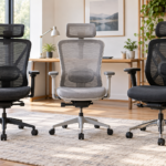Três cadeiras ergonômicas com encosto em tela e ajustes para home office
