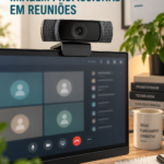 Webcam Logitech C920s instalada sobre monitor em um home office durante uma videoconferência