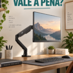 Suporte articulado ELG F80N sustentando um monitor em uma mesa de home office